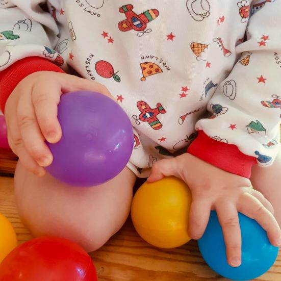 Baby med rasleæg