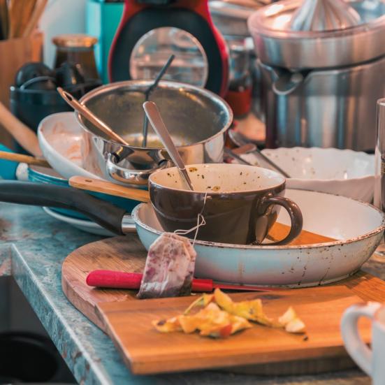 Stor opvask i køkken