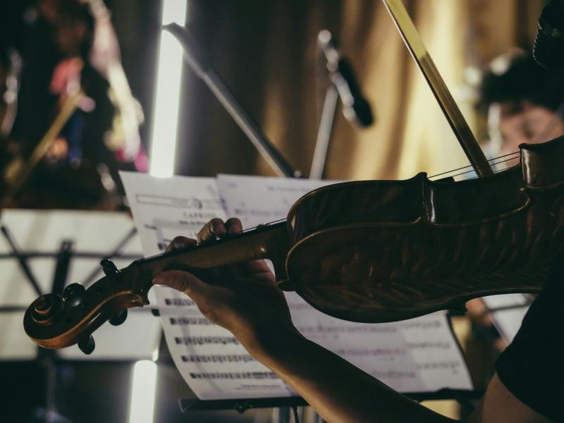 Violinspiller og nodeark