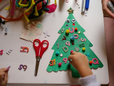 Et barn laver juleklip