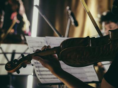 Violinspiller og nodeark