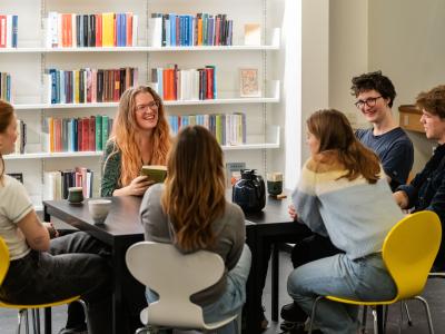 Unge der sidder omkring et bord