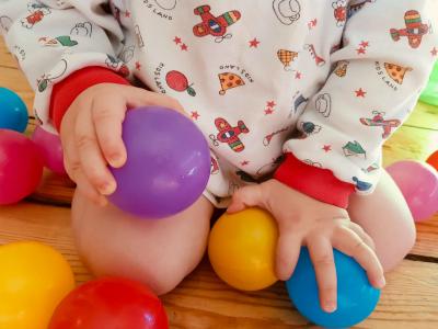 Baby med rasleæg