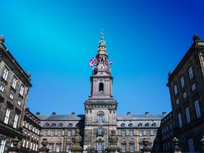 Christiansborg med flag i tårnet