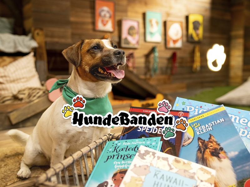 Den lille hund Chloè med bøger