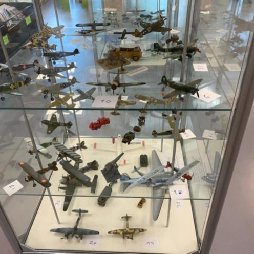 Modelfly på Ejby Bibliotek