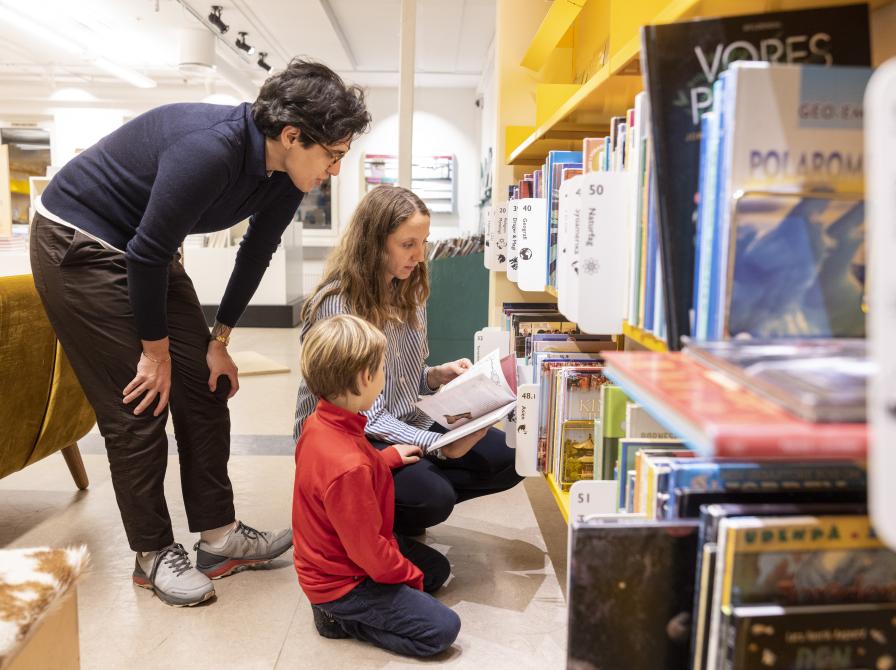 Familie på biblioteket