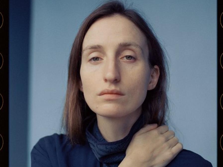 Foto af forfatter Amalie Langballe.