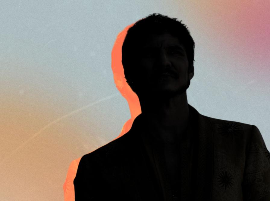 Mørk silhuet af skuespilleren Pedro Pascal med orange kantlys foran en pastelfarvet himmel.